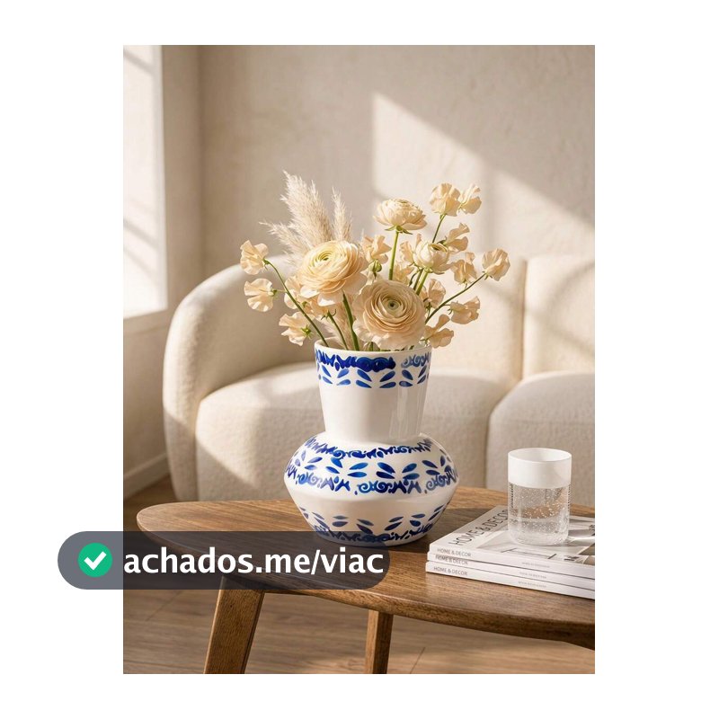 Cirelle Vaso de Cerâmica de Porcelana Azul e Branco Decorado com Padrões Clássicos de Orquídea Borboleta, Misturando Estética Retrô Tradicional. Feito de Cerâmica Lisa, Flores Artificiais e Pequenos Verdes Agindo como um Ornamento Decorativo de Mesa Vintage para Interiores.